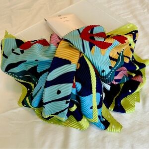 SFERRA New With Tags European Scarf in Bright Modern Print